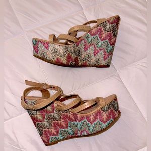 RARE! Steve Madden Pink Teal Embroidered Scalloped Pattern Strappy Wedge Heels